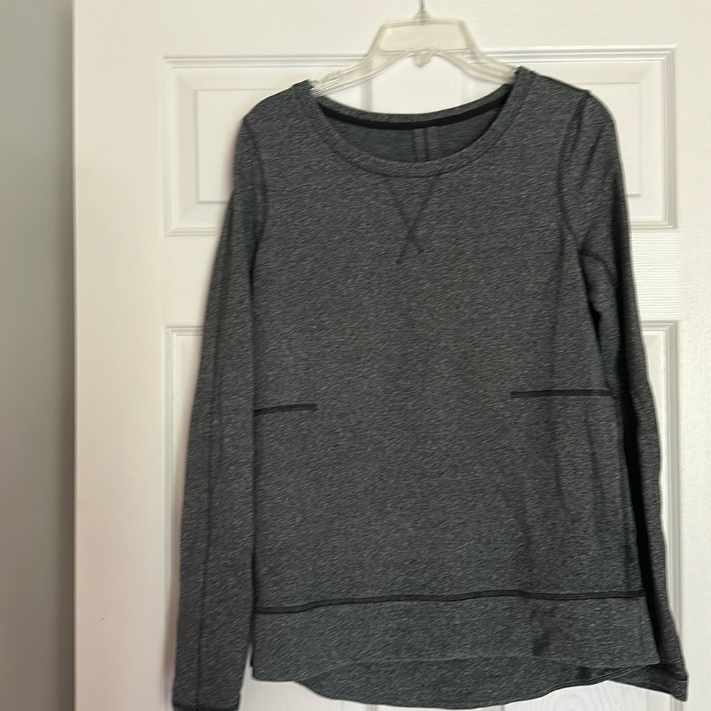 Lululemon gray long sleeve top kangaroo pockets  excellent size 8